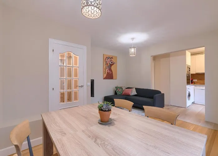 Vivienda Turistica Reformada En Zona Residencial Con Garaje Y Wifi