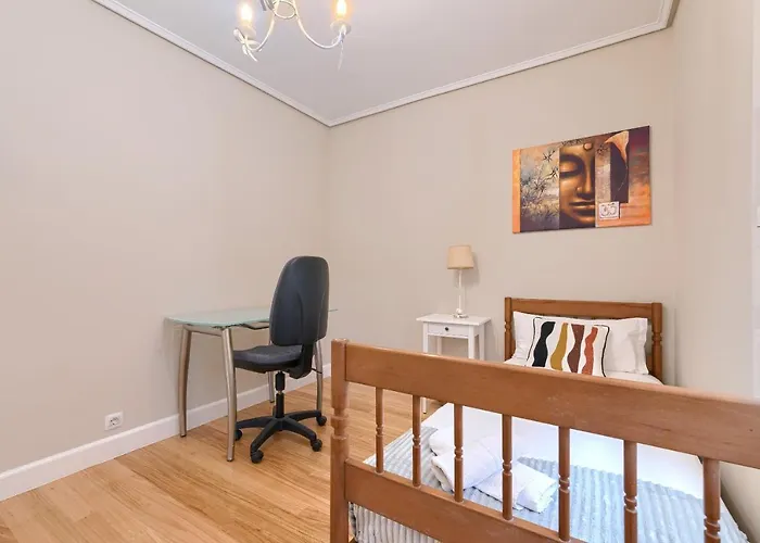 Vivienda Turistica Reformada En Zona Residencial Con Garaje Y Wifi